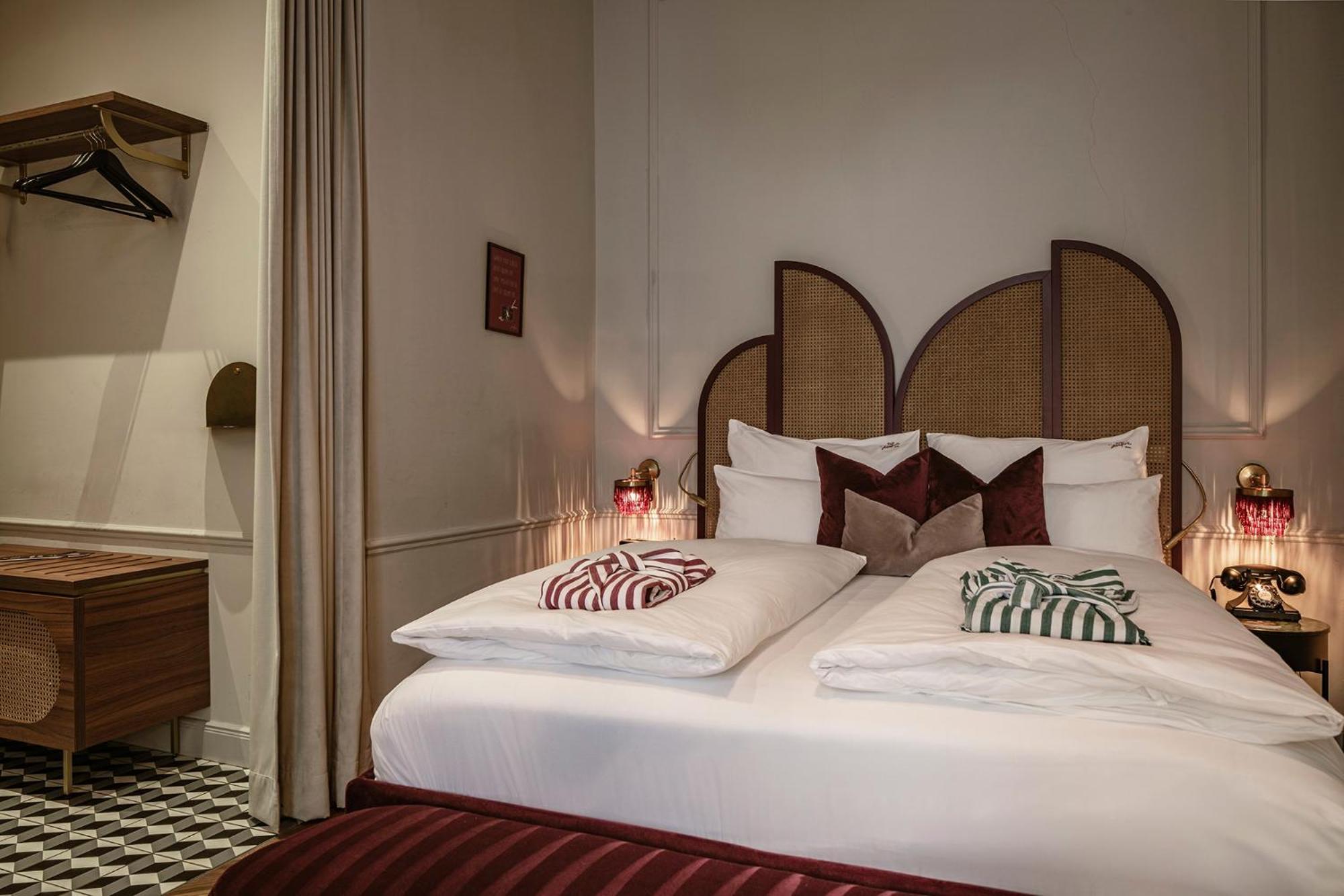Doppelzimmer – Josefine Sur Cour